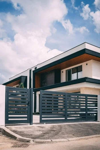 Poarta culisanta antracit casa moderna